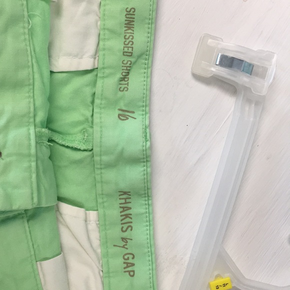Gap women’s light green shorts - Picture 6 of 6